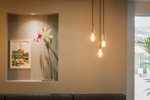 供应早餐、午餐和晚餐