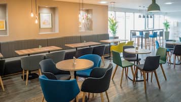 Melayani sarapan, makan siang, dan makan malam