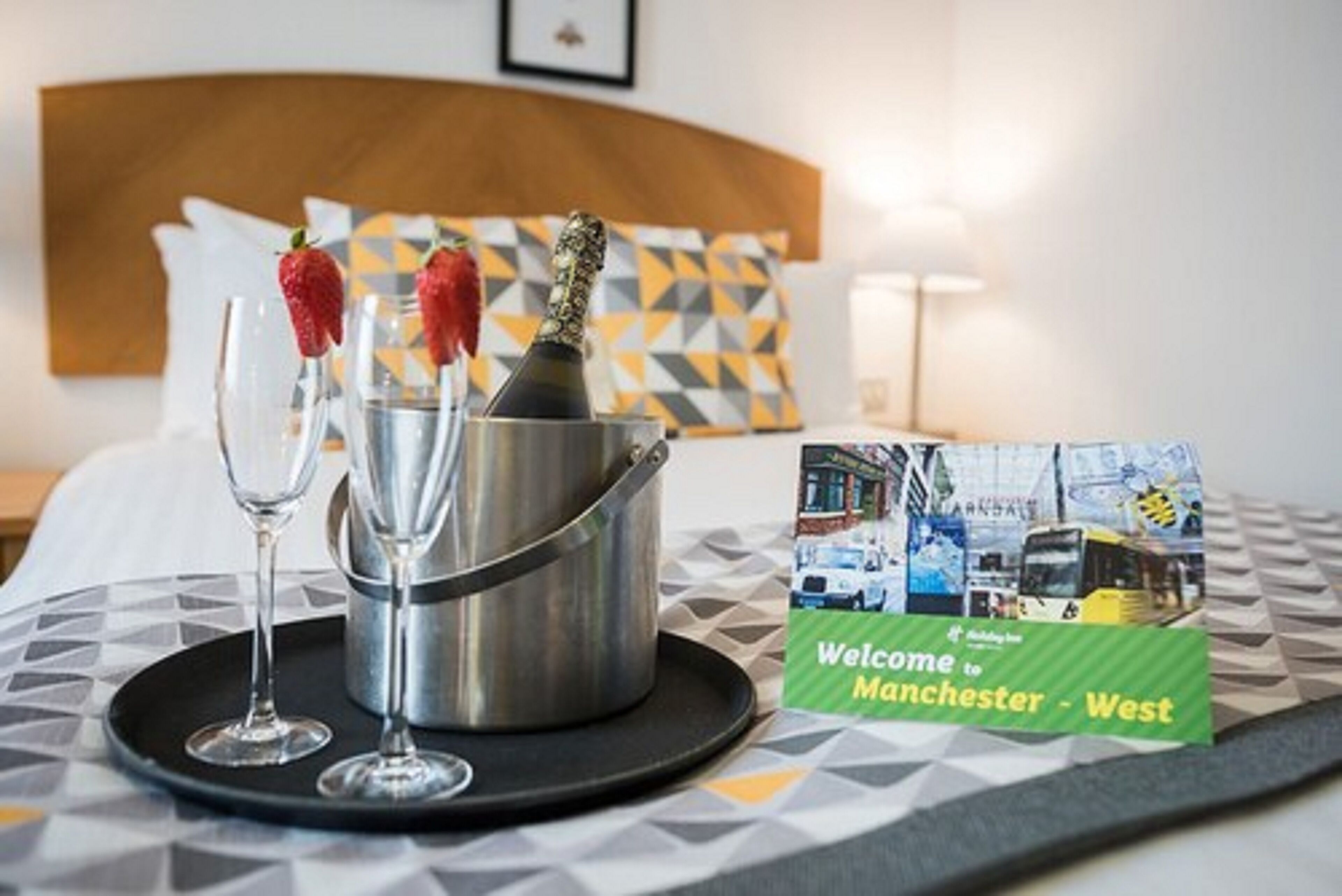 خزنة داخل الغرفة ومكتب ومكواة/لوح كي وأسرّة أطفال/رضّع (مجانًا)