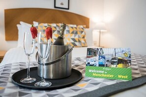 标准房 | 客房内保险箱、办公��桌、熨斗/熨衣板、免费婴儿床