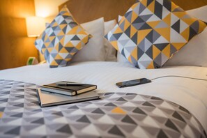 In-room safe, desk, iron/ironing board, free cribs/infant beds - Holiday Inn Manchester West by IHG (Salford)