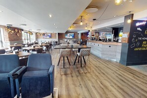 供應早餐、午餐和晚餐，國際料理