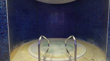 Piscine couverte, chaises longues