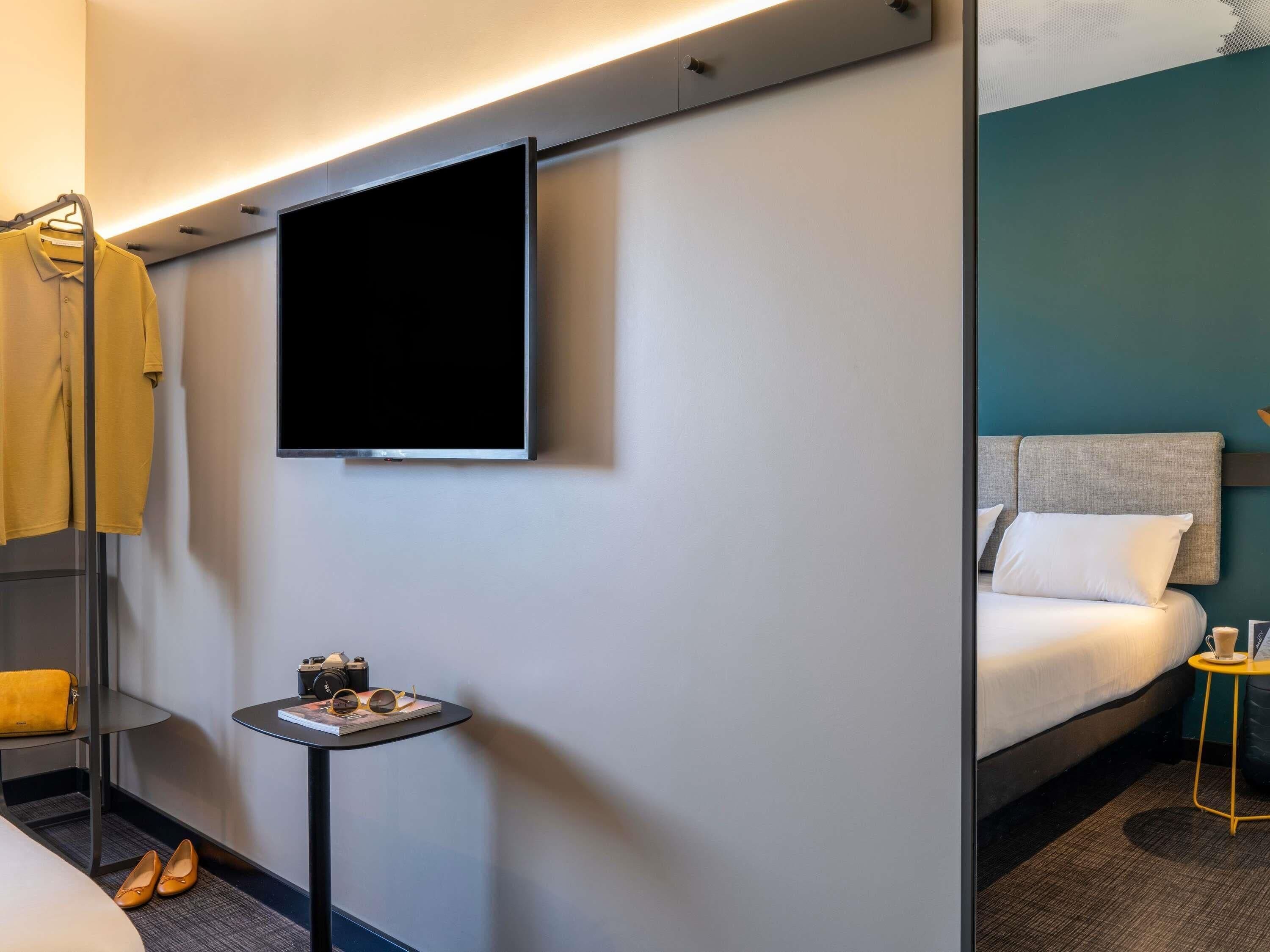 防敏寢具、羽絨被、書桌、手提電腦工作空間