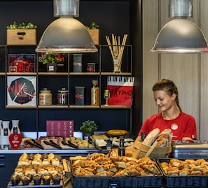 TĂ€gliches kontinentales FrĂŒhstĂŒck (10.95 EUR pro Person)