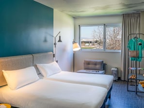 Habitación superior, 2 camas individuales | Ropa de cama hipoalergénica, edredones de plumas, escritorio