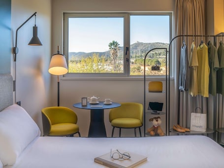Hypo-allergenic bedding, down comforters, desk, laptop workspace. ibis Barcelona Aeropuerto Viladecans