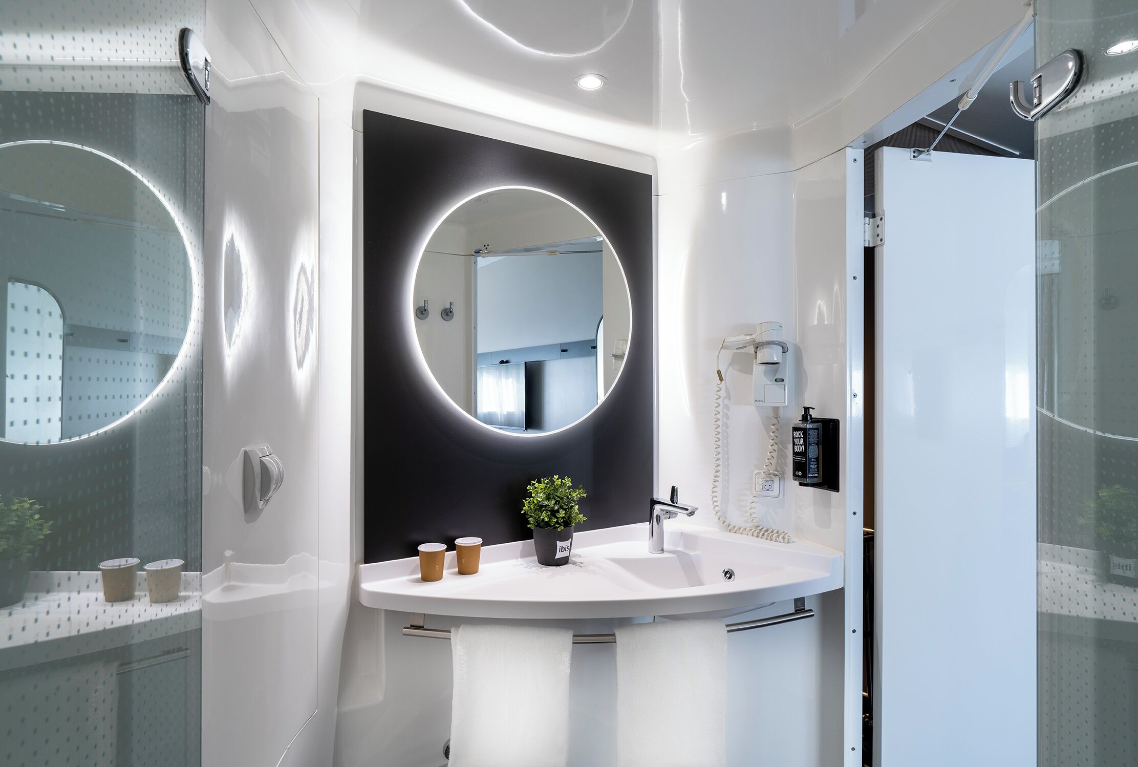 Ducha, artículos de higiene personal ecológicos y secador de pelo