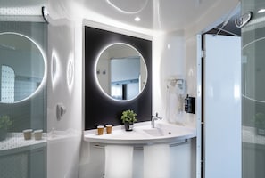 Regadera, amenidades de baño ecológicas, secadora de cabello, toallas