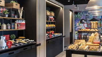 Dagelijks continentaal ontbijt (EUR 10.95 per persoon)