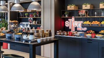 Dagelijks continentaal ontbijt (EUR 10.95 per persoon)