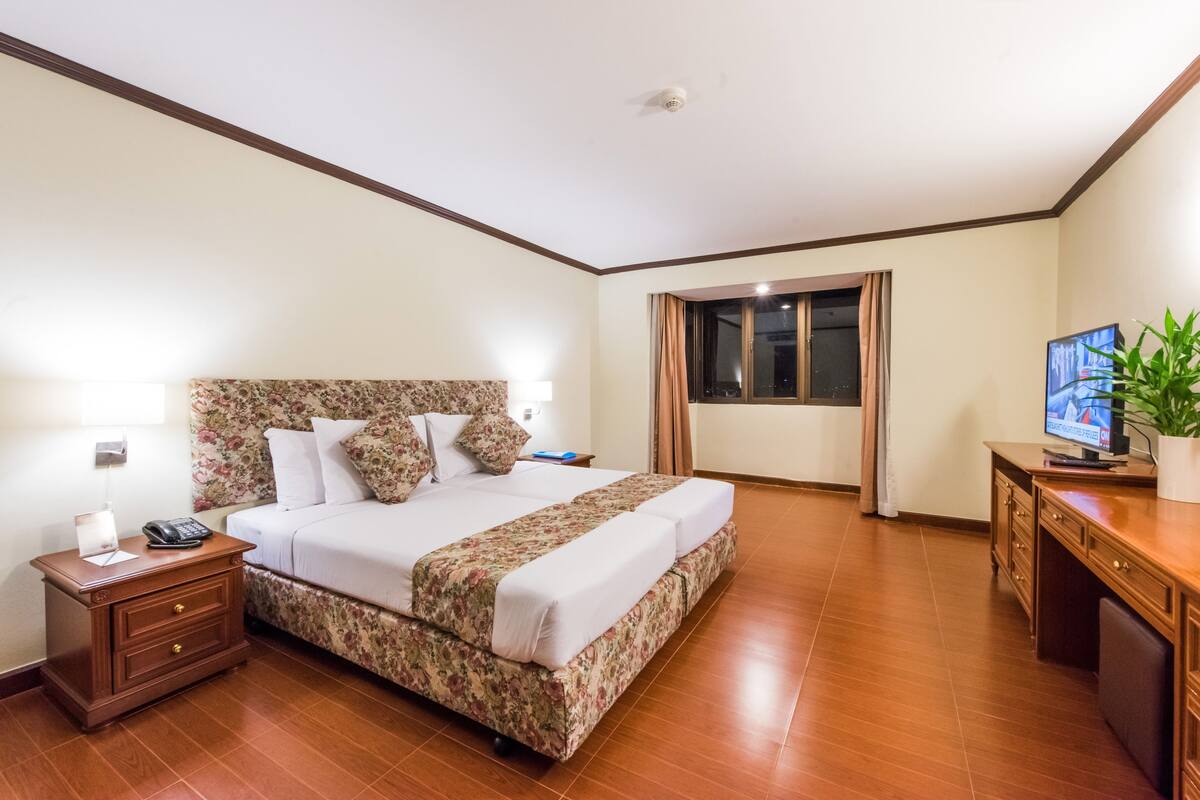 One Bedroom Suite | ตู้นิรภัยในห้องพัก, เปล/เตียงเด็กอ่อน, เตียงเสริม/เปล, Wi-Fi ฟรี