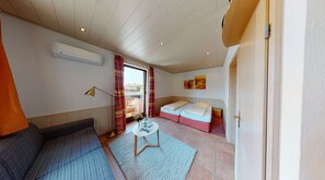 Hypo-allergenic bedding, individually decorated, individually furnished - Hotel Rothenburger Hof (Rothenburg ob der Tauber)