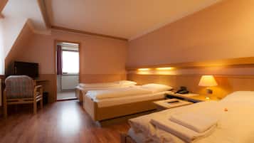 Standard Triple Room | Hypo-allergenic bedding, individually decorated, individually furnished