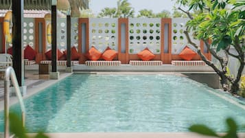 Outdoor pool, pool loungers