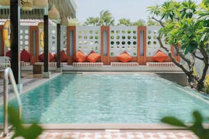 室外游泳池，日光浴躺椅