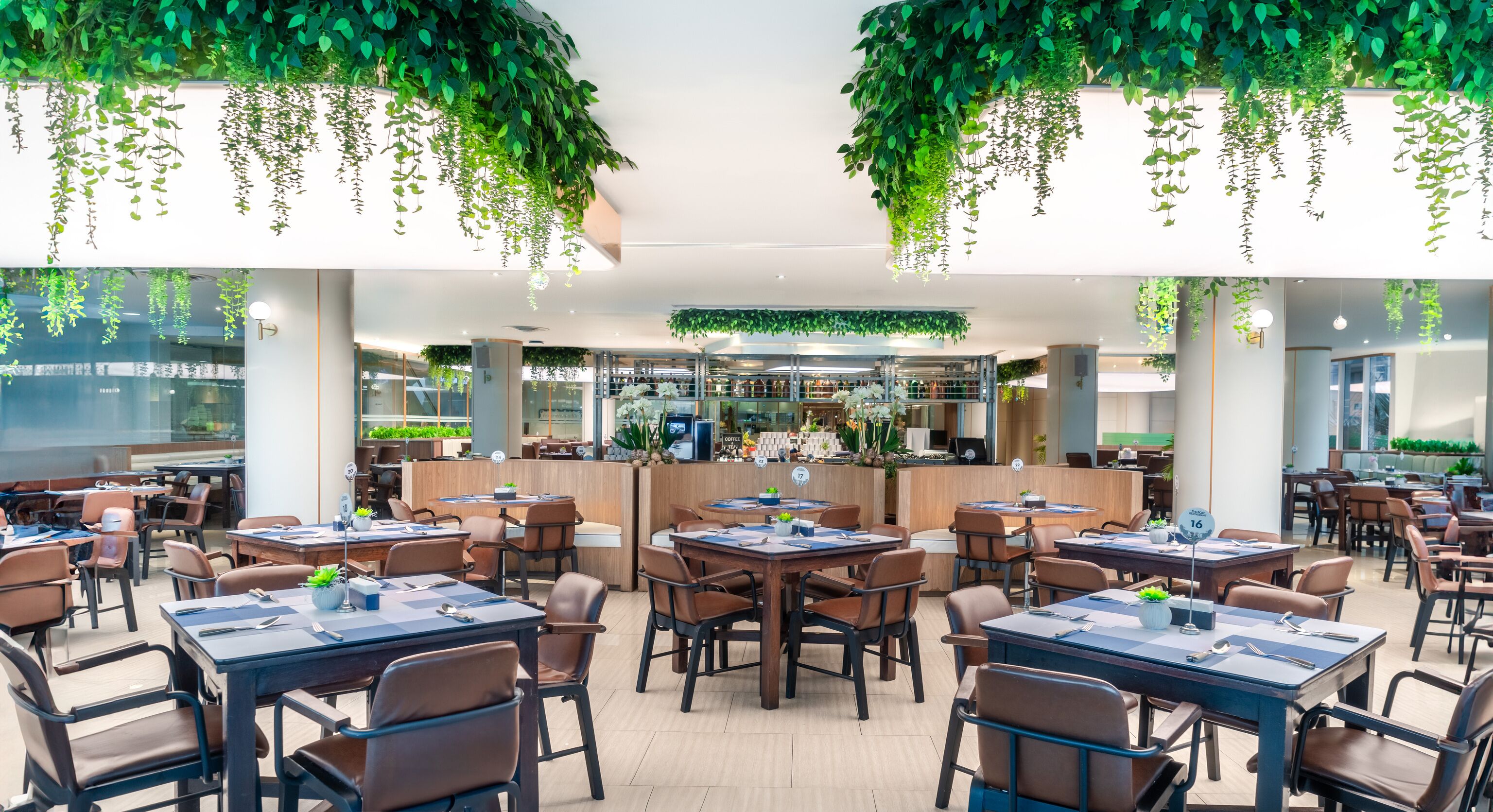 อาหารเช้าแบบบุฟเฟ่ต์ทุกวัน (THB 500 ต่อคน)