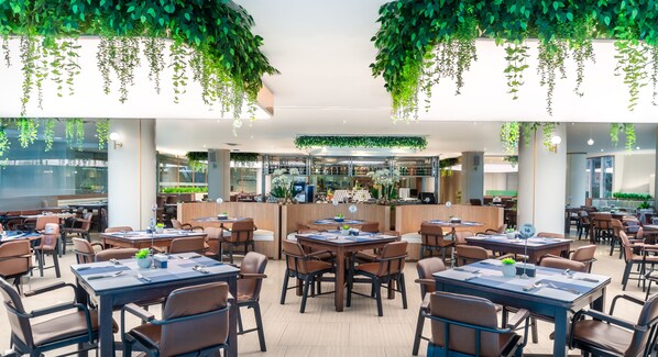 Se ofrece un desayuno bufé (500 THB por persona)