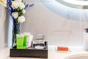 Combined shower/bathtub, free toiletries, hair dryer, bathrobes