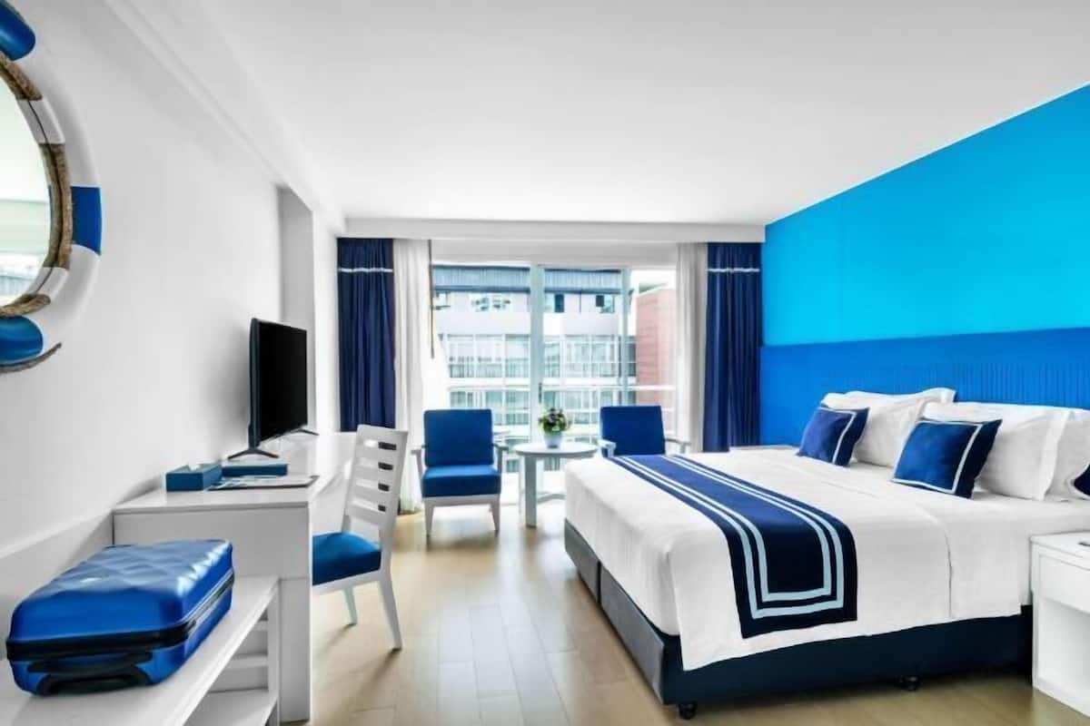 Een minibar met enkele gratis items, een kluis op de kamer, een bureau