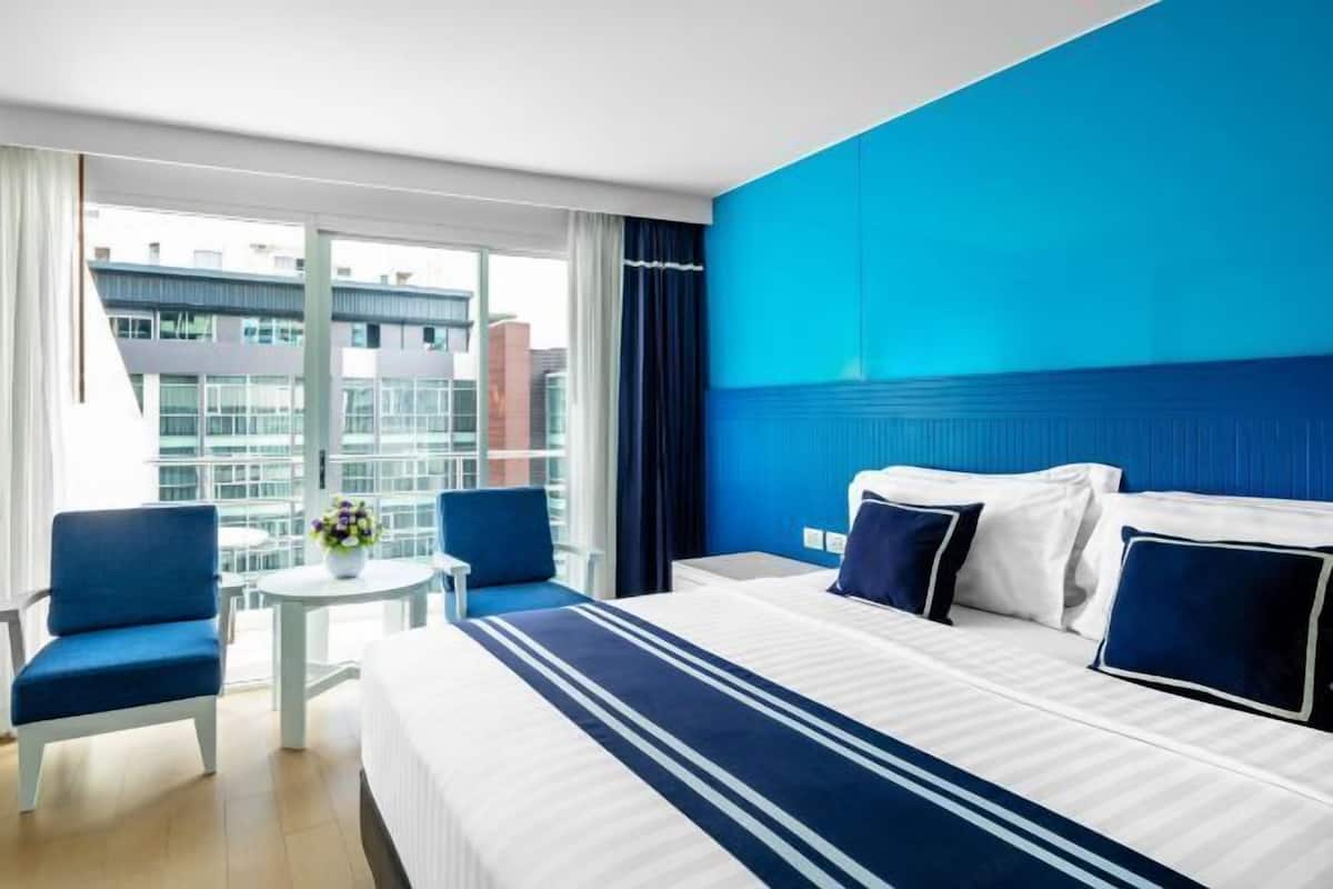 Een minibar met enkele gratis items, een kluis op de kamer, een bureau