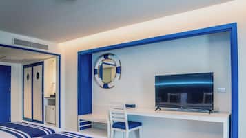 Deluxe Twin Room | Free minibar items, in-room safe, desk, blackout curtains