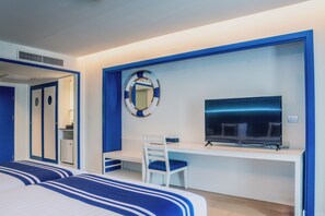 Deluxe Twin kamer | Een minibar met enkele gratis items, een kluis op de kamer, een bureau