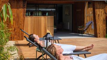 Behandelingskamers voor koppels, een sauna, een bubbelbad, een stoombad