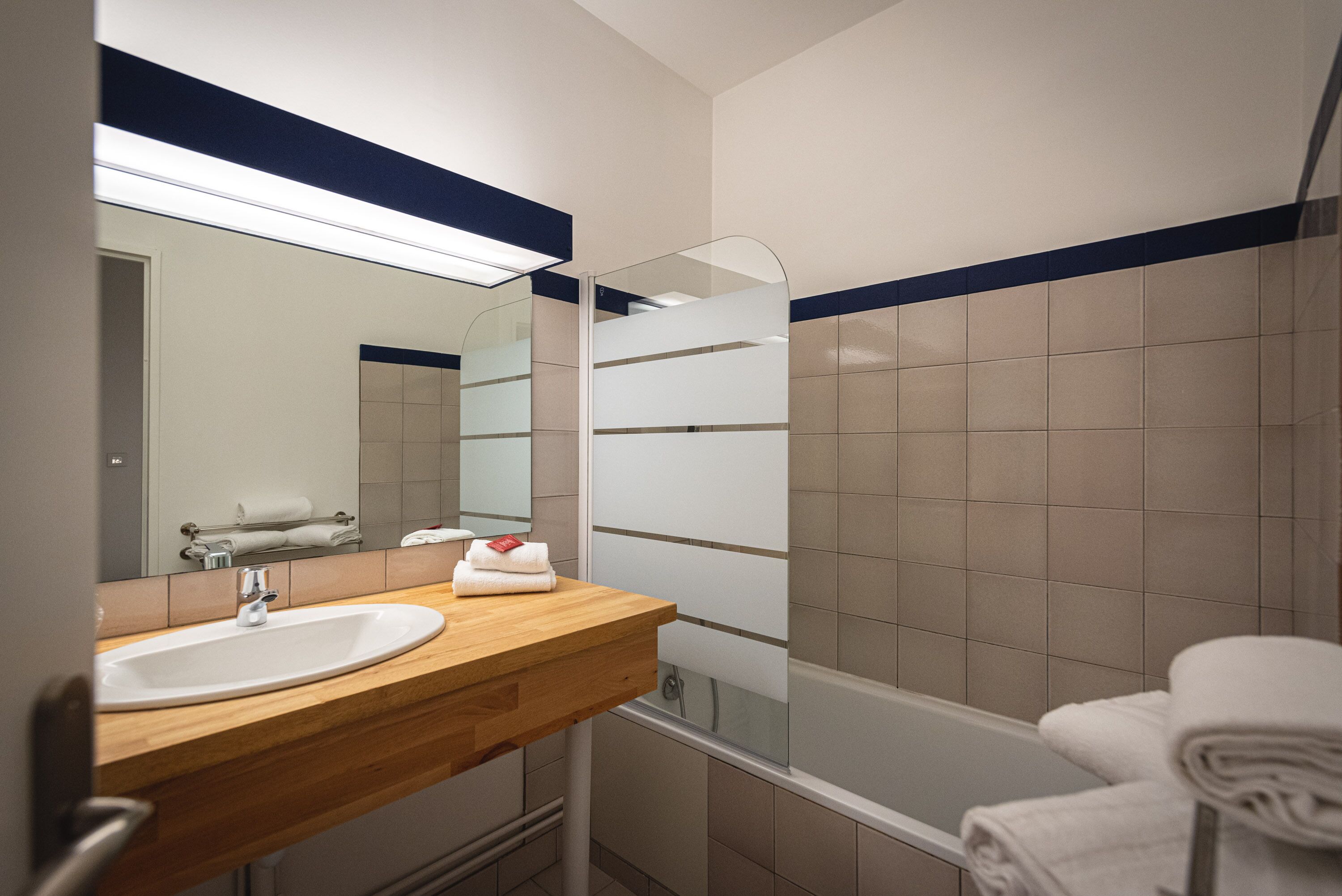 classic superior room | bathroom | shower, free toiletries, hair dryer, towels