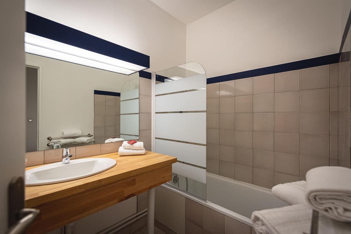 classic superior room | bathroom | shower, free toiletries, hair dryer, towels