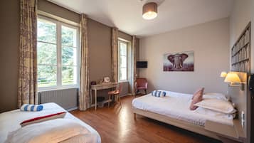 Dreibettzimmer | Schreibtisch, kostenloses WLAN, Bettwäsche