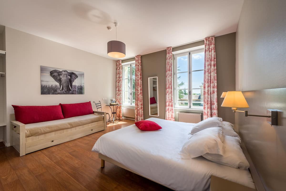 Desk, free WiFi, bed sheets