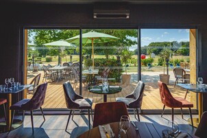 Serviço de almoço, culinária francesa, vistas para o campo de golfe
