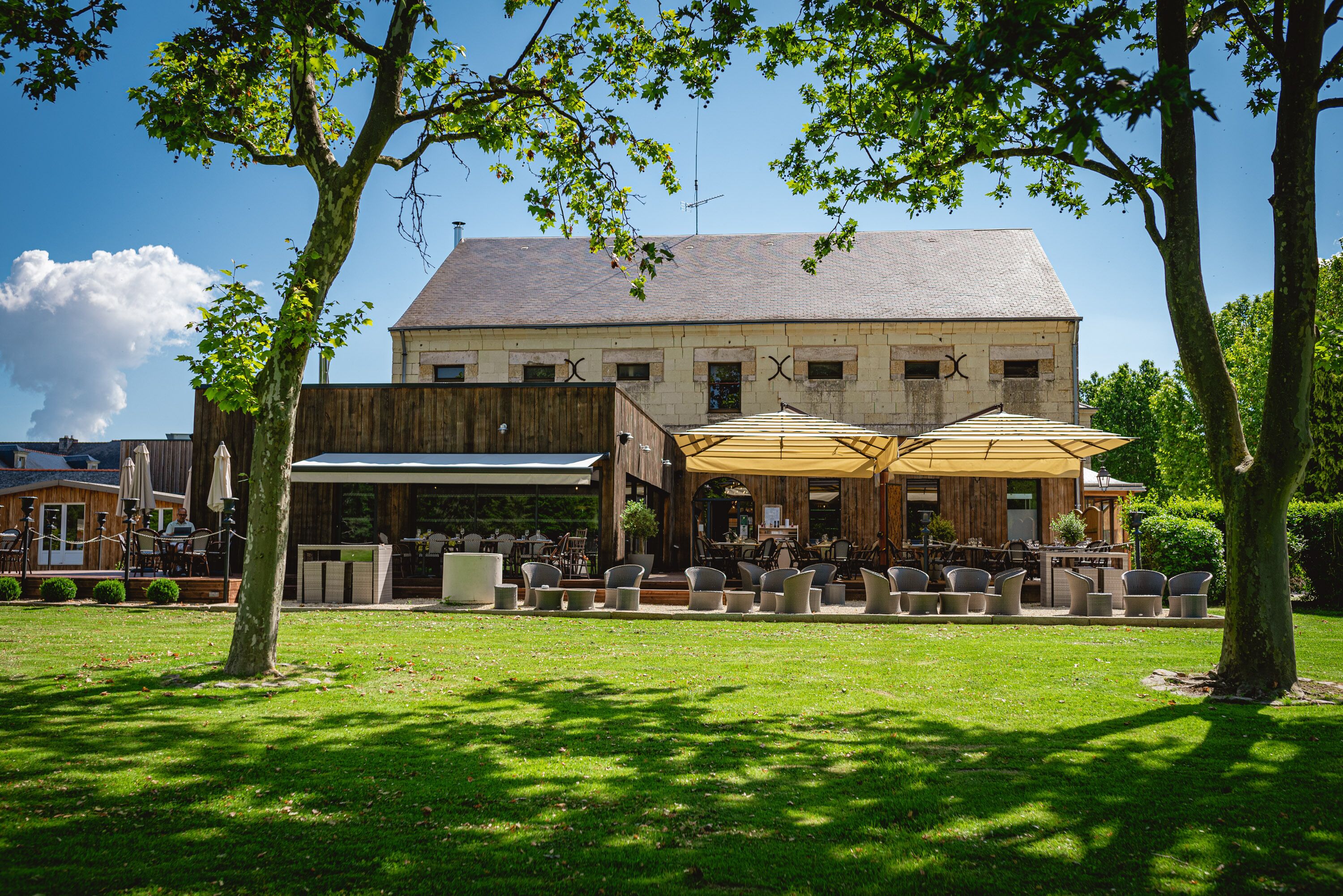 Déjeuner et dîner servis sur place, vue sur le golf 