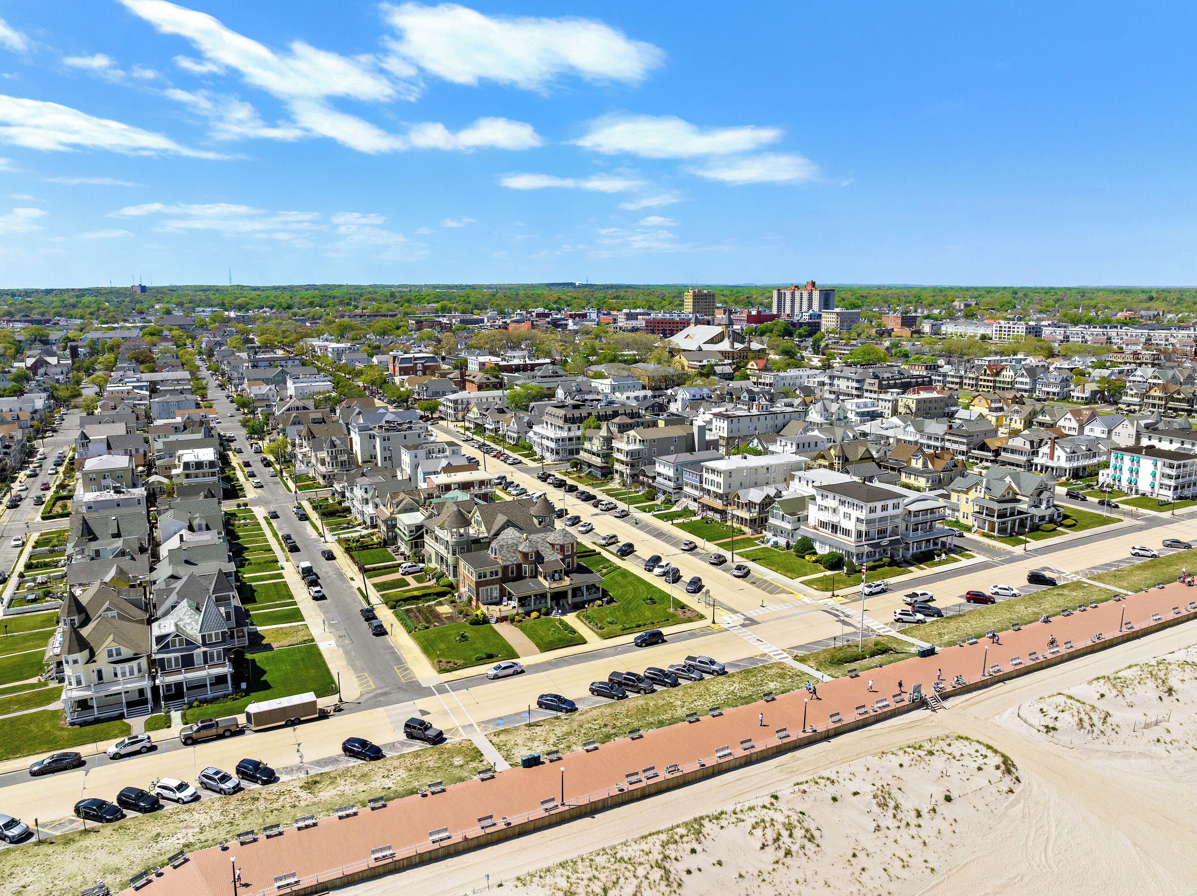 Vista aérea de una zona residencial con casas, calles y una playa al frente.