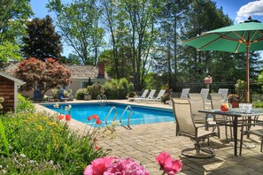 Outdoor pool, sun loungers - Devonfield Inn B&B (Lee)