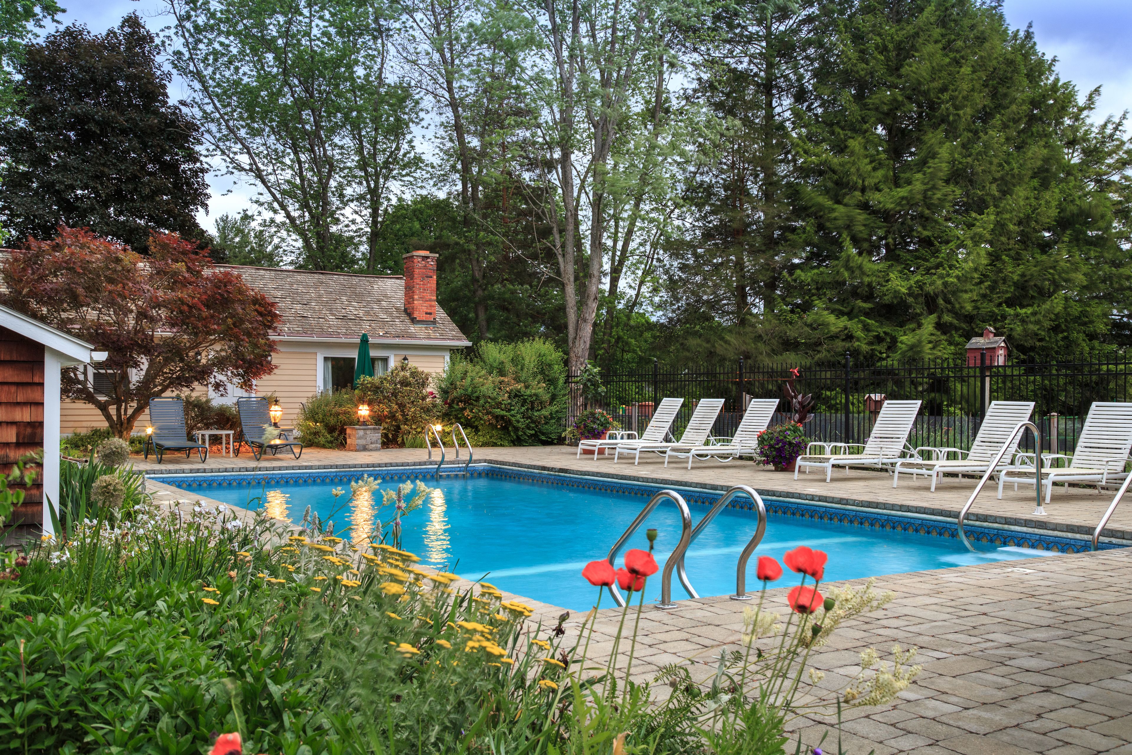 室外游泳池，日光浴躺椅