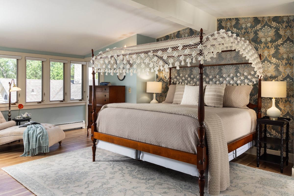 Room #9 - Penthouse Suite, 1 Queen Bed, Fireplace, not pet friendly | 1 quarto, roupas de cama premium, ferros/tábuas de passar roupa