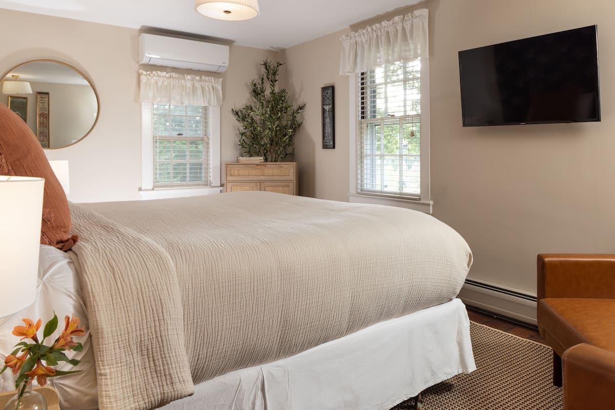Room #7B - Zachary, 1 Kind Bed or 2 Twin Beds, not pet friendly | 1 quarto, roupas de cama premium, ferros/tábuas de passar roupa