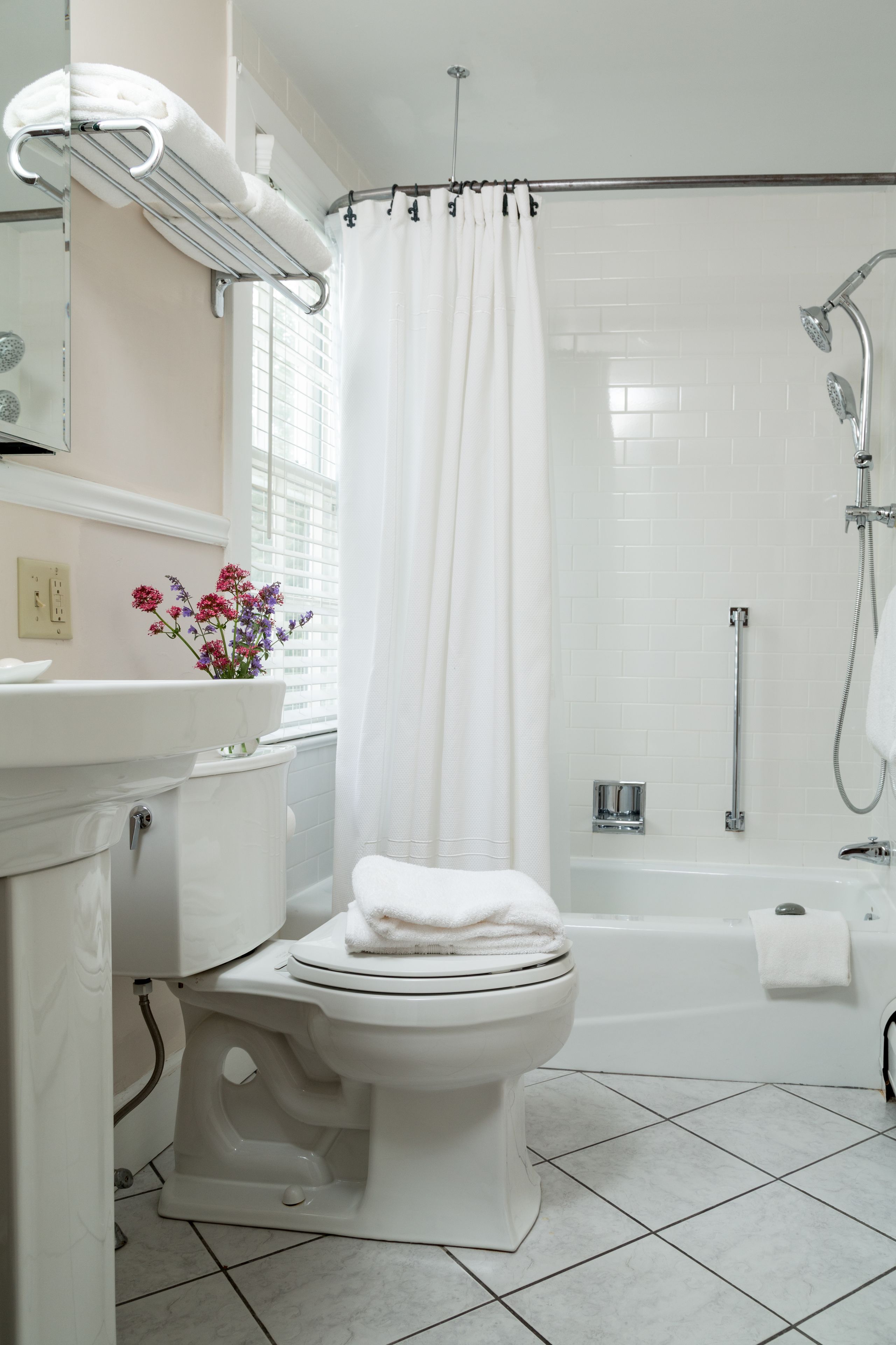 Un baño con inodoro, lavamanos, ducha y bañera.