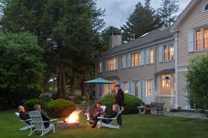 住宿正面 - 傍晚/夜晚