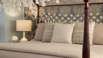Room #9 - Penthouse Suite, 1 Queen Bed, Fireplace, not pet friendly | Premium-sengetøj, strygejern/strygebræt, gratis Wi-Fi, sengetøj