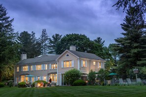 Front of property - evening/night - Devonfield Inn B&B (Lee)