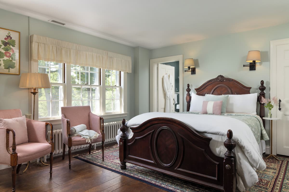 Room #3 - John Lloyd, 1 Queen Bed, Fireplace, not pet friendly | 1 quarto, roupas de cama premium, ferros/tábuas de passar roupa