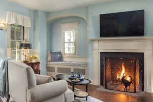 Room #1 - Collins, 1 Queen Bed, Fireplace, not pet friendly | 高档床上用品、熨斗/熨衣板、免费 WiFi、床单