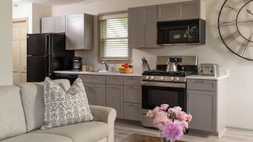 Room #10 - Queen Wilhelmina Cottage, Full Kitchen, Pet Friendly | 私人廚房