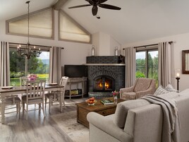 Room #10 - Queen Wilhelmina Cottage, Full Kitchen, Pet Friendly | 客厅 | 平板电视