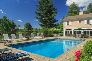 Outdoor pool, pool loungers - Devonfield Inn B&B (Lee)