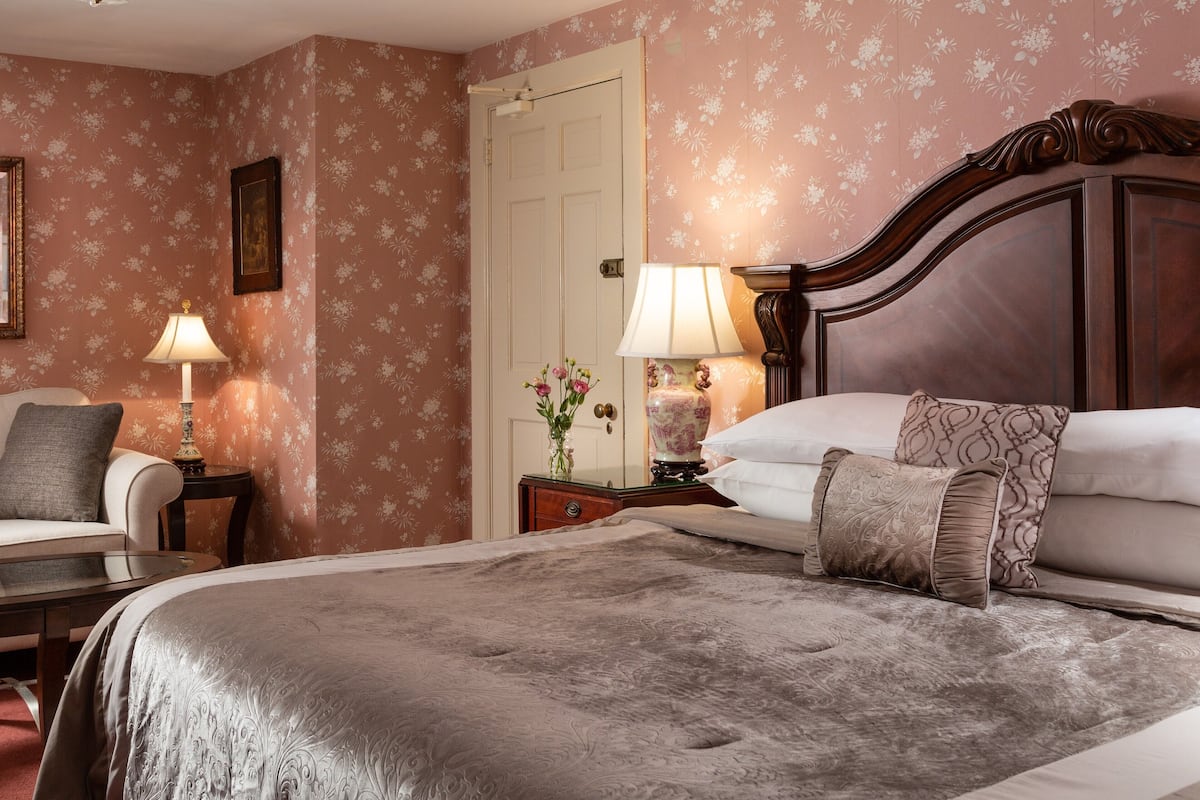 Room #7A - Lila Ann, 1 King Bed OR 2 Twin Beds, not pet friendly | 1 quarto, roupas de cama premium, ferros/tábuas de passar roupa