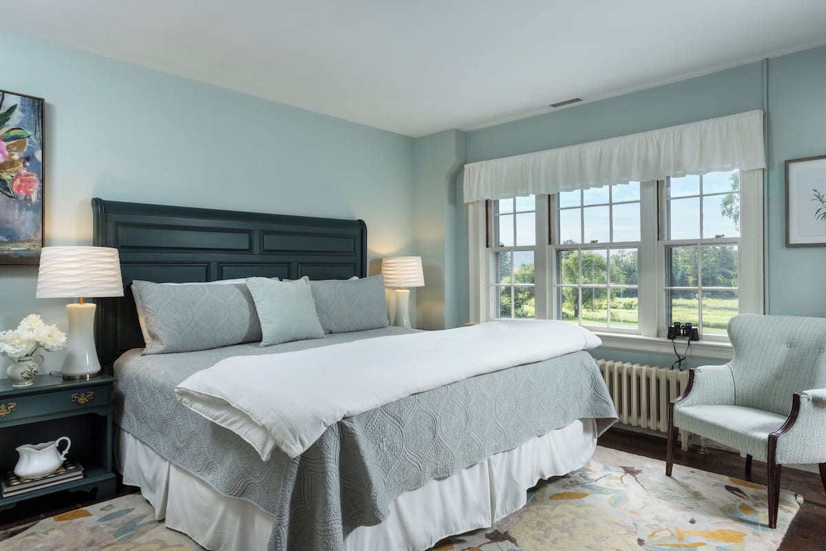 Room #2 - Andrew, 1 King Bed, not pet friendly | 1 quarto, roupas de cama premium, ferros/tábuas de passar roupa